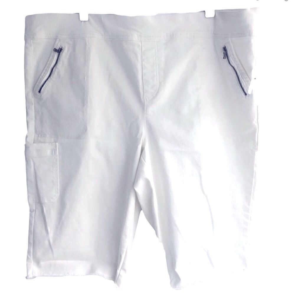 NWT Westbound 3/4 White Shorts Front Zippered & Back Pockets Stretched Waist